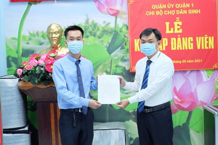 CHI BỘ CHỢ DÂN SINH KẾT NẠP ĐẢNG VIÊN MỚI