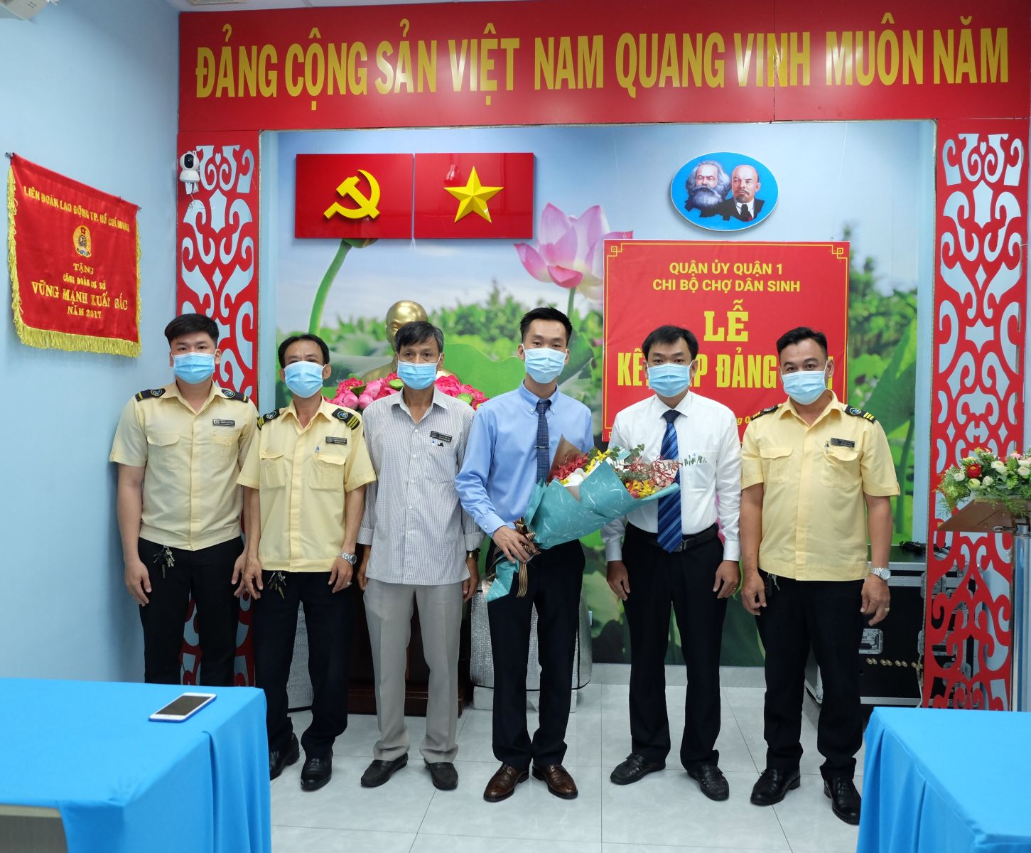 CHI BỘ CHỢ DÂN SINH KẾT NẠP ĐẢNG VIÊN MỚI