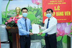 CHI BỘ CHỢ DÂN SINH KẾT NẠP ĐẢNG VIÊN MỚI