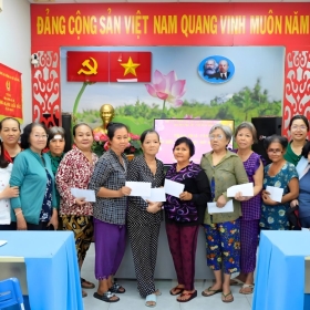 Chi hội phụ nữ chợ Dân Sinh tổ chức buổi trao quà cho hội viên hội phụ nữ có hoàn cảnh khó khăn Chi hội phụ nữ chợ Dân Sinh tổ chức buổi trao quà cho hội viên hội phụ nữ có hoàn cảnh khó khăn